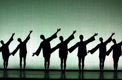 The company in "V," 2001