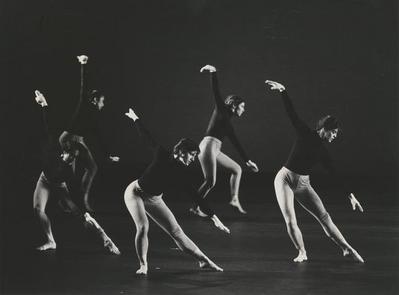 Monnaie Dance Group/Mark Morris in "Sonata for Clarinet and Piano," 1988